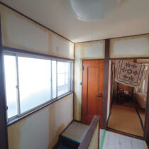 室内壁紙張り替え 施工中